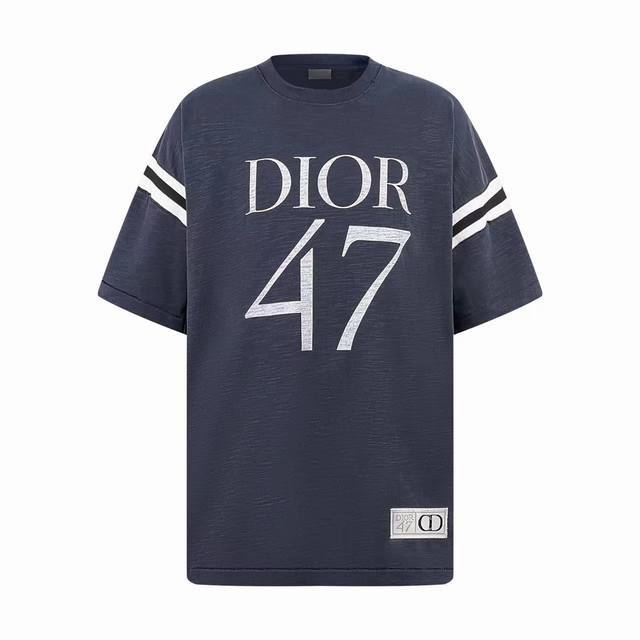 高品质 Dior 47标志印花短袖 面料 采用310克棉质竹节面料 以及350克1*1螺纹 上身质感十足 舒适亲肤 胸前展示47 标志印花 承传以及这一具有历史
